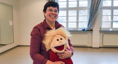 Gesangspädagogin Monika Richters leitet die Gruppe „Toni im Liedergarten (Foto: Kreismusikschule) 